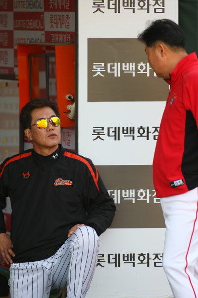 경기전 이야기를 나누고 있는 김시진감독과 이만수 감독